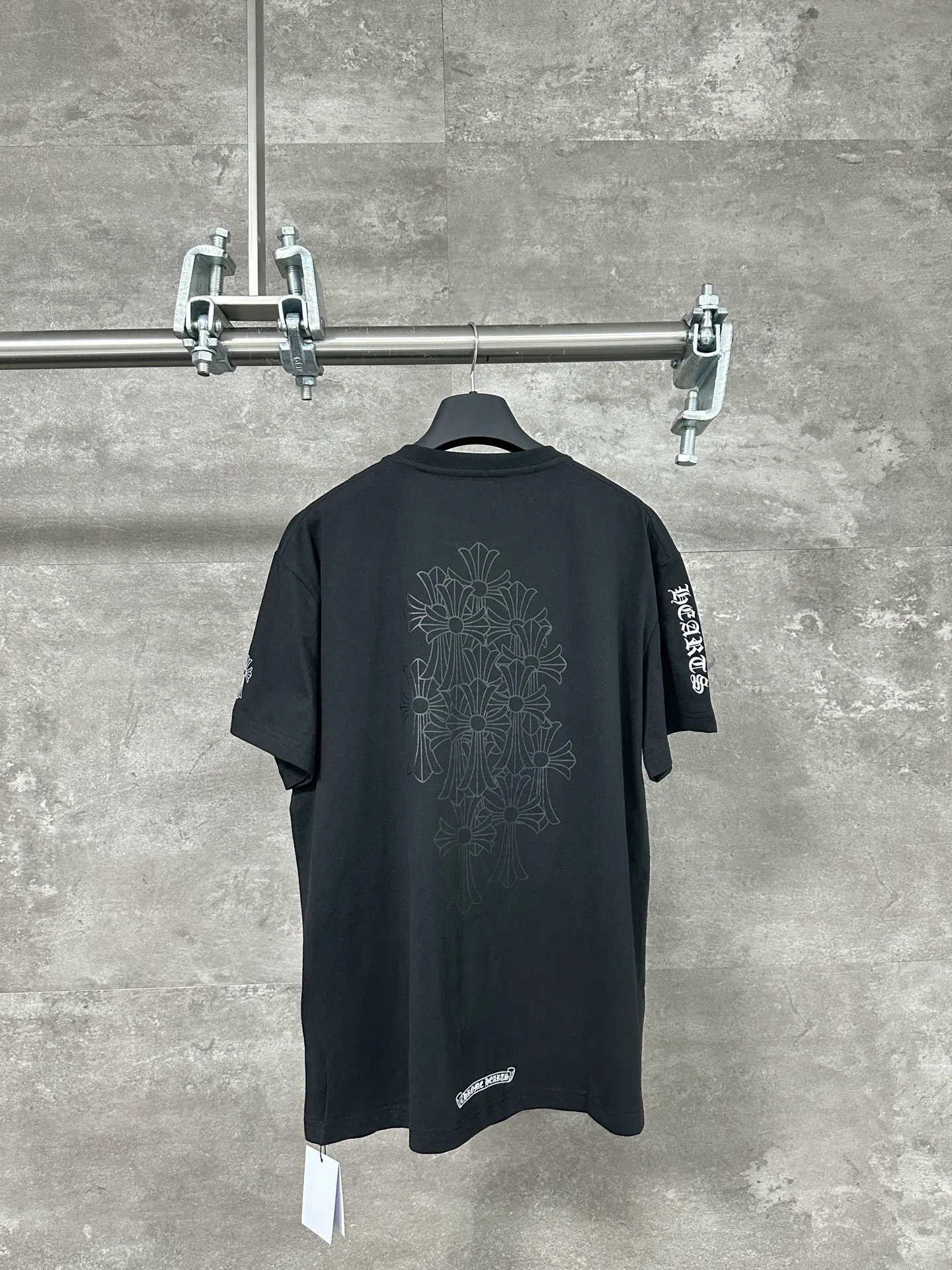 🅿️250 🔥 CH Crow Heart Classic pocket logo with shadow cross print on the back, casual loose short-sleeved T-shirt, same style for men and women, black color, code size S M L, full size available from stock. Process description: Made of 26 single yarns, 200 grams of 100% cotton fabric, ribbed and custom-dyed, printed with imported glue, every wiring detail is strictly in accordance with YB to restore ZG quality